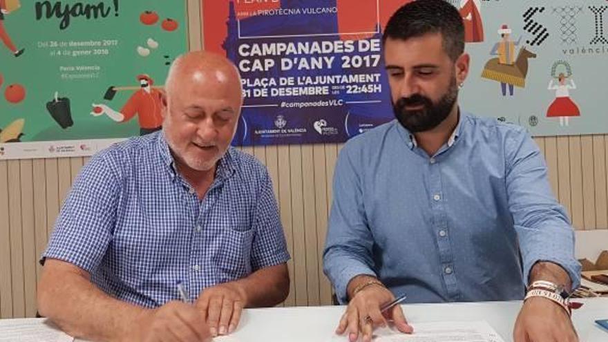 Paco Carles y Pere Fuset firman el convenio.