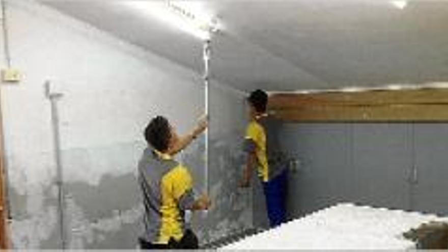 Operaris pintant l&#039;interior de l&#039;escola de Borredà