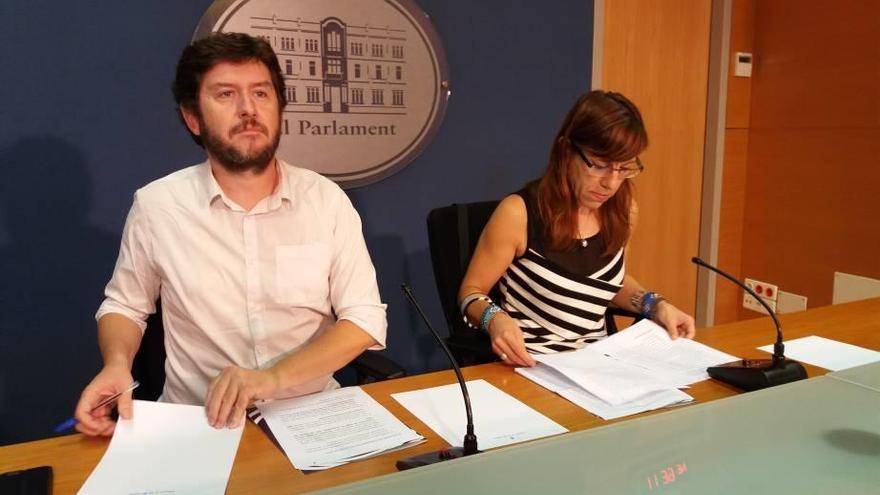 Albert Jarabo y Laura Camargo, líder de Podemos y portavoz parlamentaria.