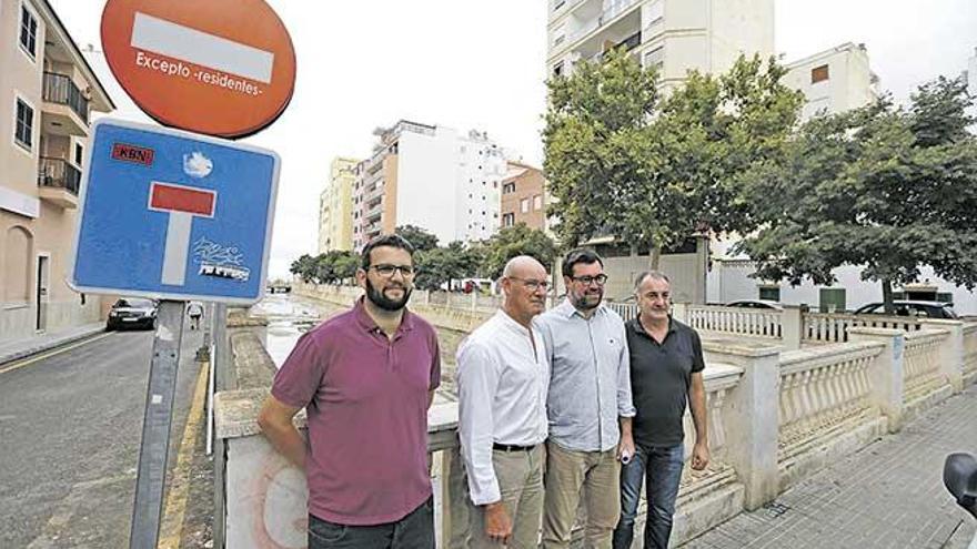 Vives y Noguera, en el centro, explicaron la reforma del Torrent dels Jueus.