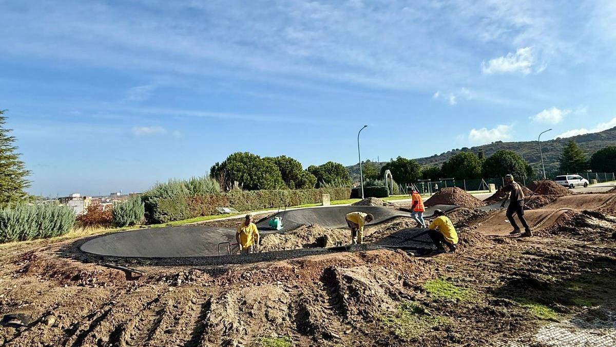 Trabajadores que realizan las obras para la creación del nuevo espacio deportivo.