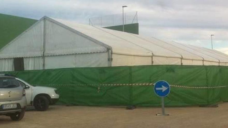 El montaje de la carpa en las inmediaciones del polideportivo continuará hoy.