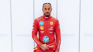 Lewis Hamilton viste con el mono de Ferrari