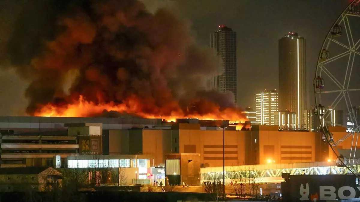 Una imatge de l'incendi causat en l'edifici atacat a Moscou
