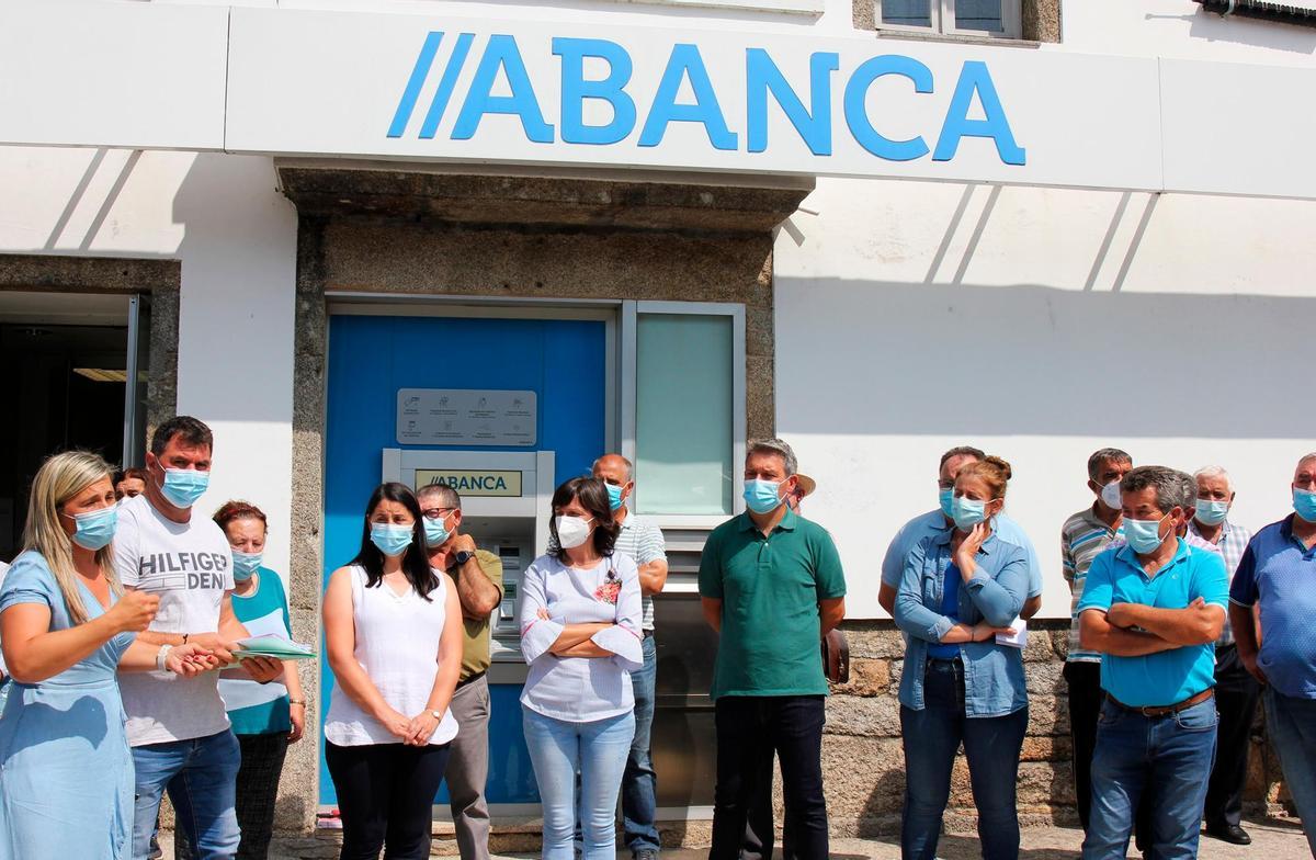 Concentración de protesta diante da xa pechada oficina de Abanca en Baíñas. Foto: Concello de Vimianzo