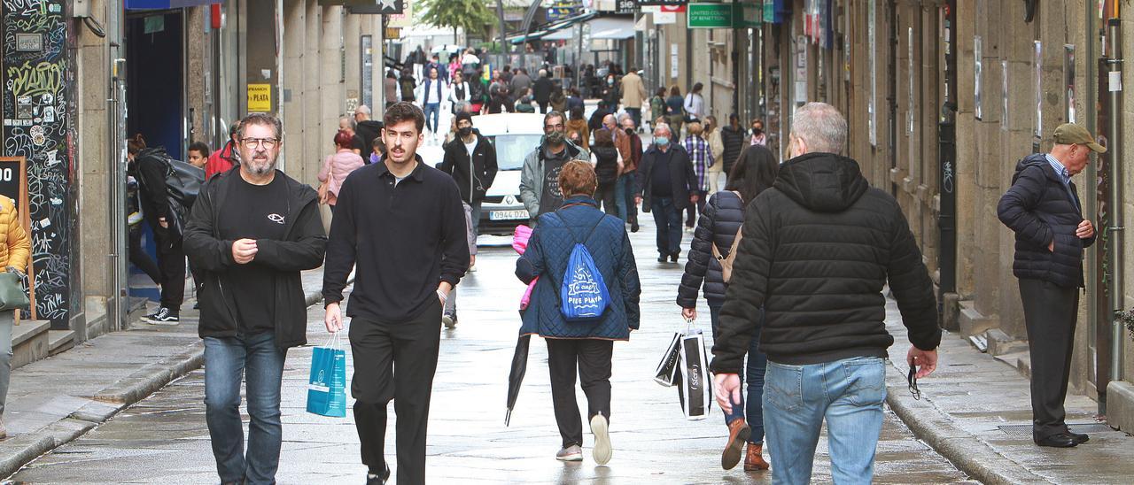 Gente caminando por la calle Santo Domingo de Ourense.