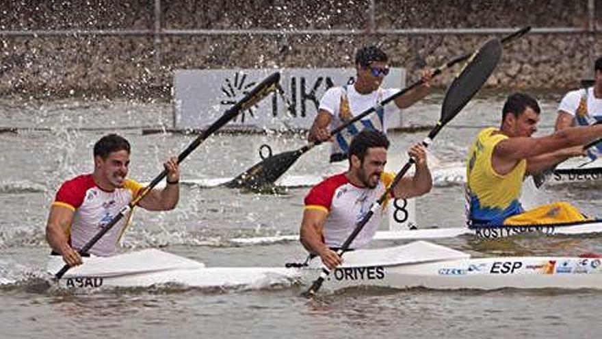 Abad y Oriyes se emplean a fondo en la final del K-2 200 metros.