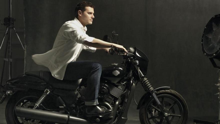 Albert Rivera se sube a la Harley.