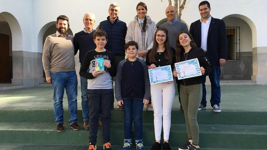 La delegada, junto a alumnos y miembros del equipo directivo de Maristas.