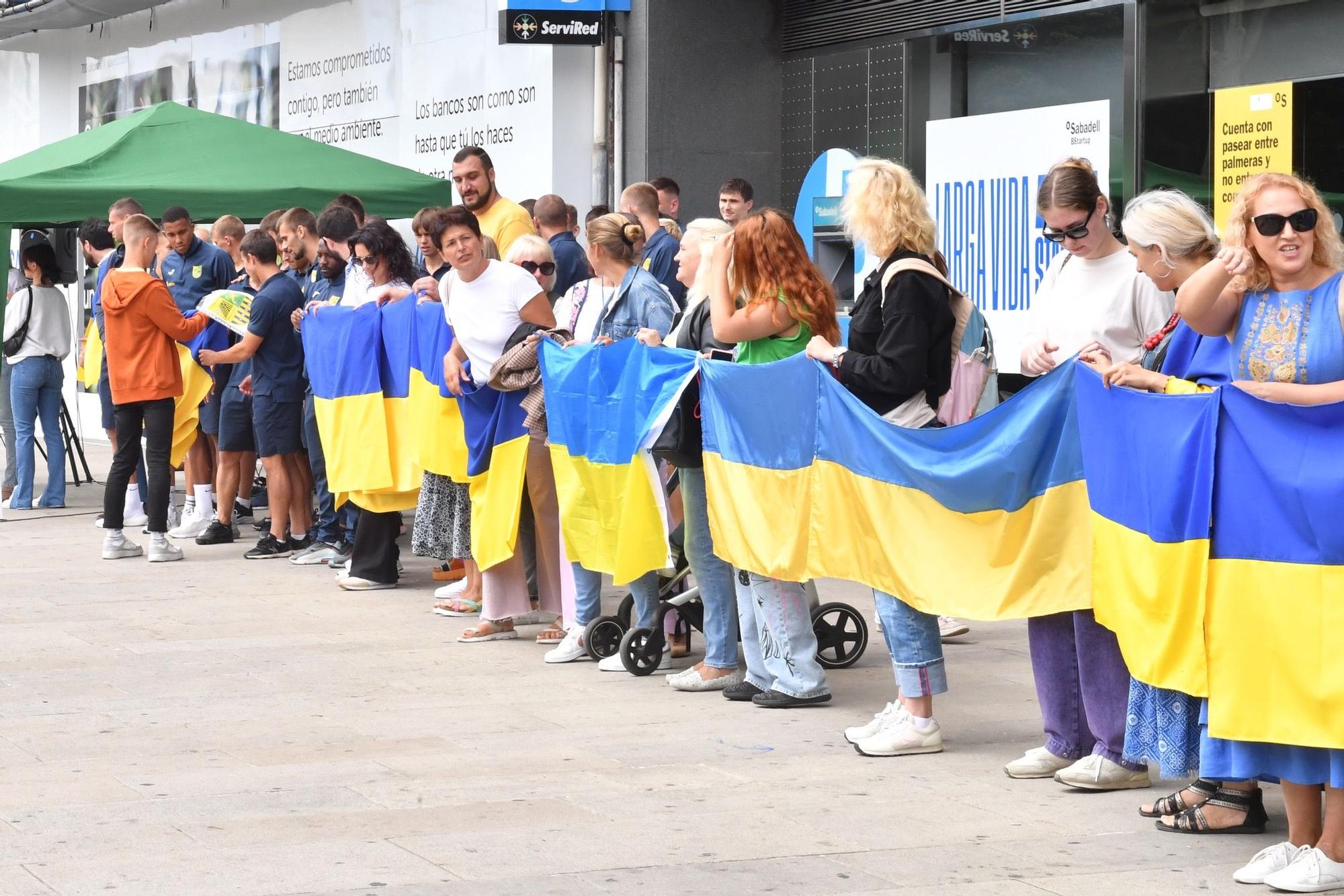 Los jugadores del Metalist de Jarkhov asisten a la concentración de ucranianos del Obelisco de A Coruña