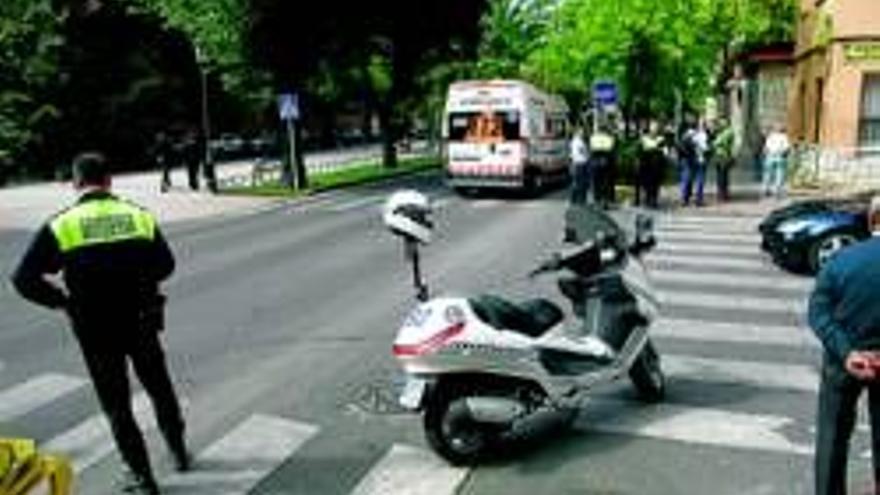 Una cartera que conducía una moto, herida en una colisión