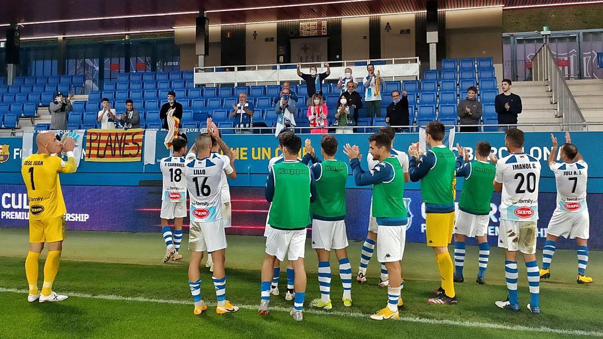 Los jugadores del Alcoyano agradecen el apoyo de sus aficionados presentes en el estadio. | CDA