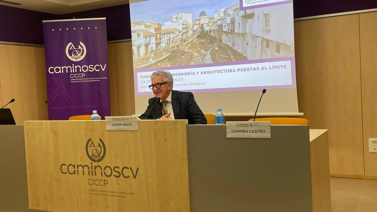 El decano del CICCP-CV Javier Machí clausura la jornada dedicada a la dana y los retos para la ingeniería.