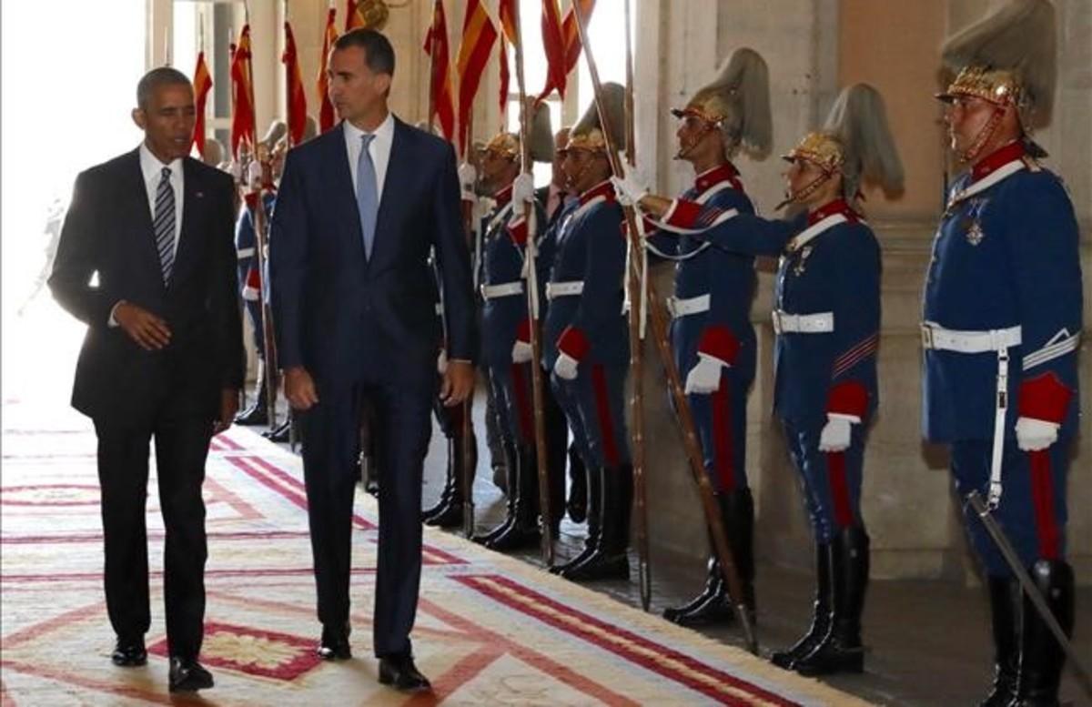 El rey Felipe VI tras recibir al presidente de EE. UU. Barack Obama hoy en el Palacio Real de Madrid en su primera visita oficial a España