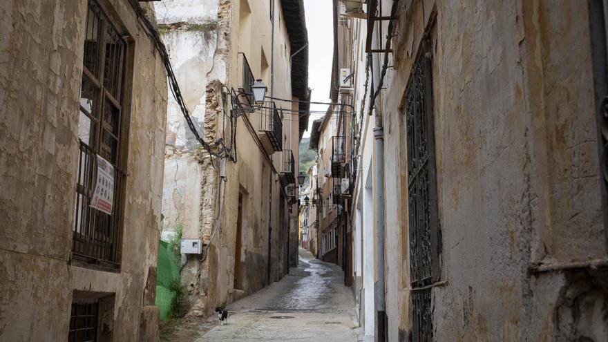 Un año sin solución a las filtraciones por el abandono de la casa contigua en Xàtiva