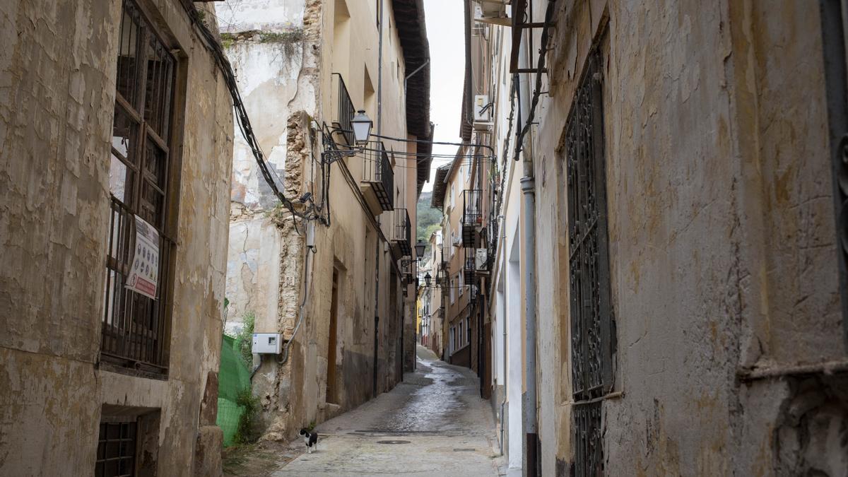 Viviendas en mal estado de conservación en una calle del casco antiguo de Xàtiva, en una imagen de archivo.
