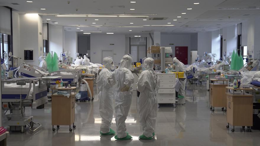 Los hospitales de Málaga ingresan a 26 contagiados y supera los 300 ingresos por Covid-19