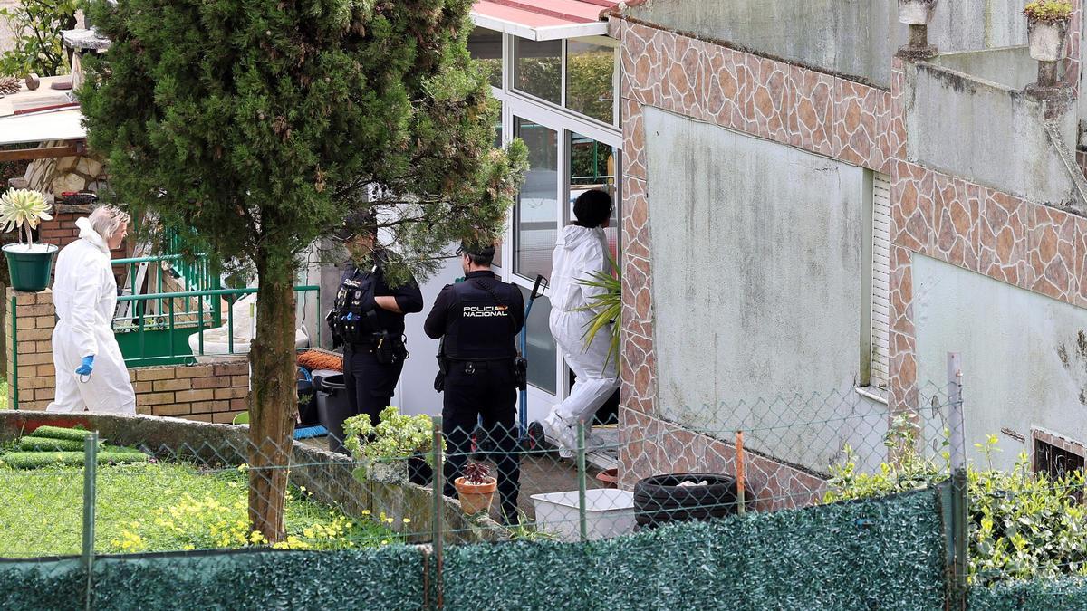 Asesinato en Vigo de María del Carmen, presuntamente acuchillada en el cuello por su hermano afectado con esquizofrenia Juan D.E., cuando fue a asistirlo en su casa de la calle Curros, en la parroquia de Lavadores. Miembros de la Policía Nacional en la puerta de la casa.