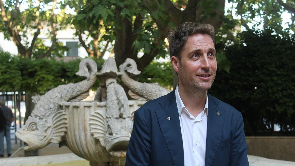 Jordi Masquef, alcalde de Figueres, conversant a tocar la font de la plaça de l'Estació