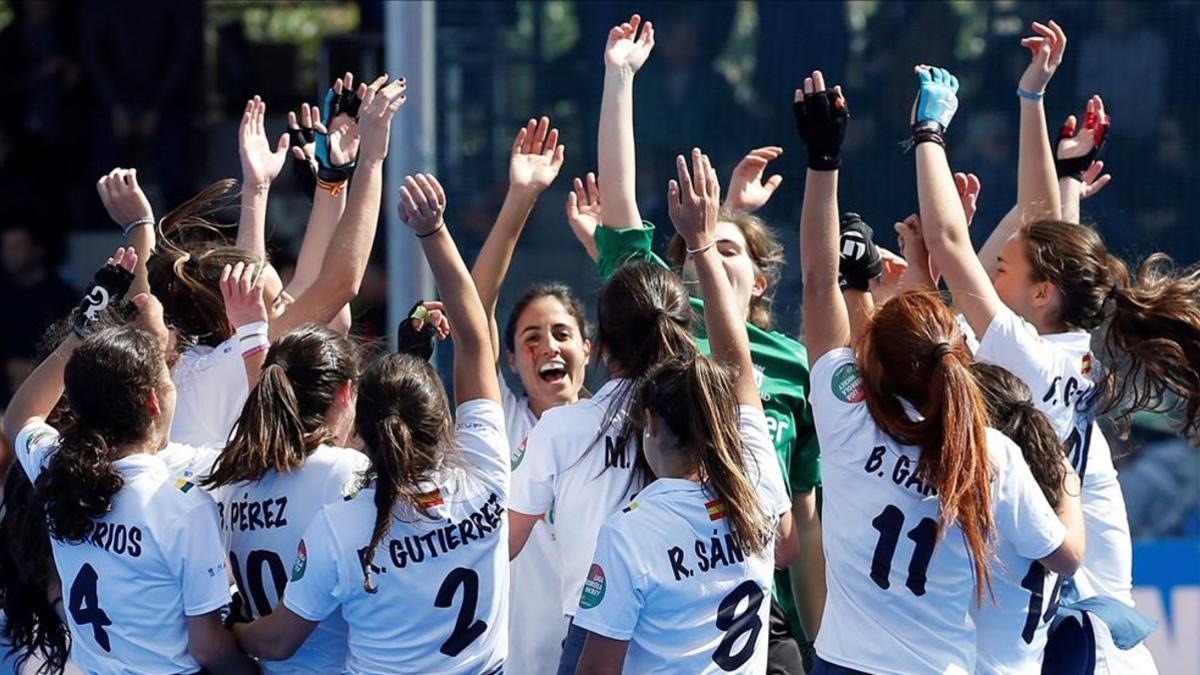 Las jugadoras del Club de Campo celebrando el tercer título de Copa consecutivo