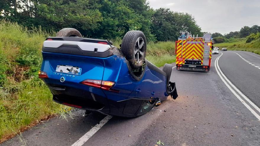 Vehículo volcado esta tarde en un accidente en Laro.