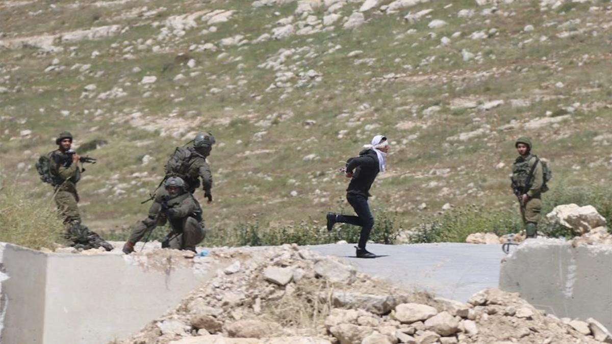 Osama Hahahjeh huye de los soldados israelís, antes de ser disparado el pasado 18 de abril.