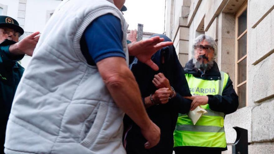 Explosión en Tui (Pontevedra) | Un vecino del detenido intenta agredirle en los juzgados