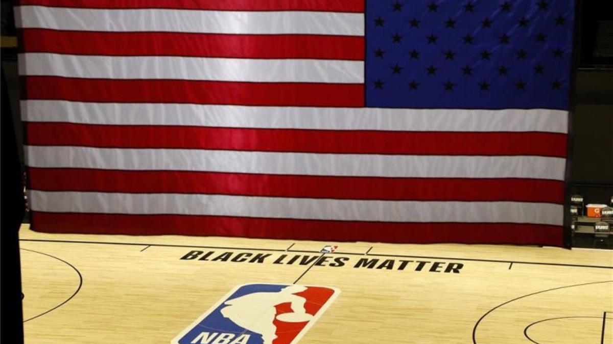 La bandera estadounidense sobre una cancha de la NBA.