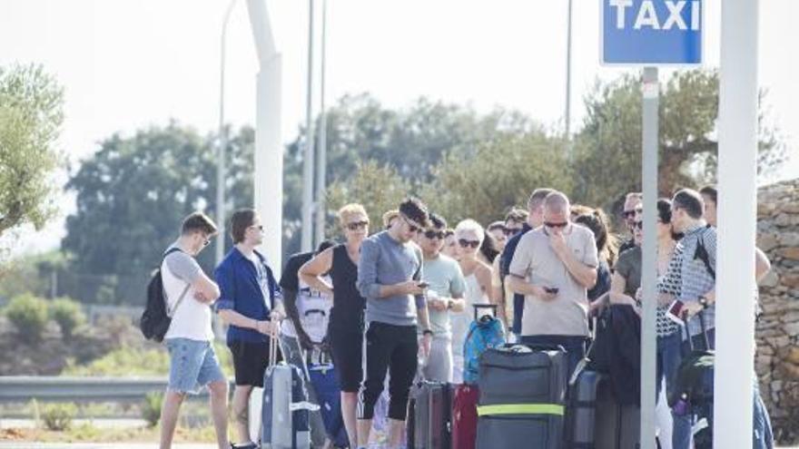 Taxis de la Pobla, Orpesa y Cabanes piden su inclusión en la zona del aeropuerto