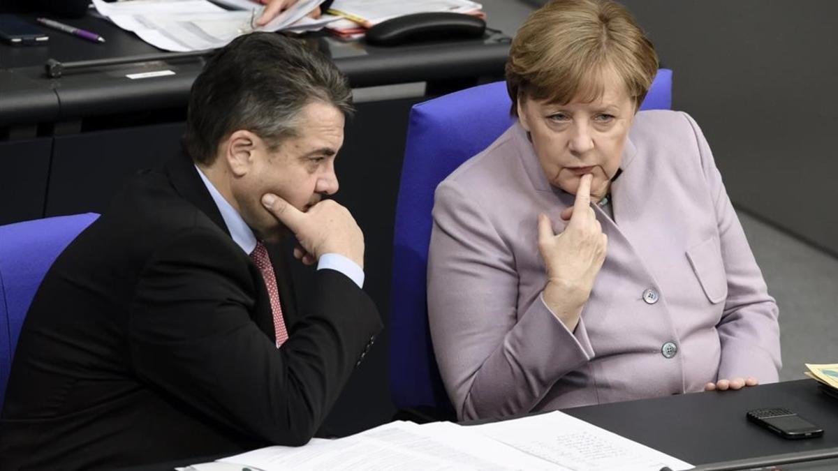 Merkel conversa con el ministro de Exteriores alemán, Sigmar Gabriel, en su escaño en el Parlamento, en Berlín, el 27 de abril.