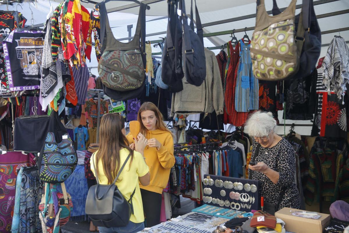 Mercadillo en la plaza del Ayuntamiento de València Mercadillo en la plaza del Ayuntamiento de València