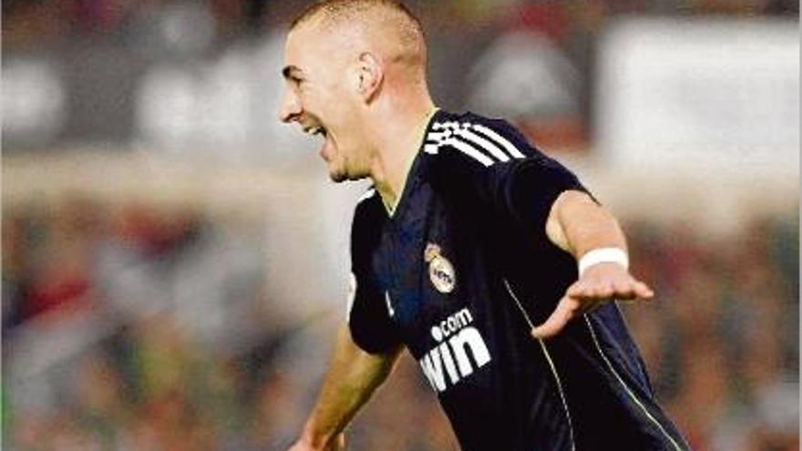 Karim Benzema celebra un dels dos gols que ahir va marcar al Racing de Santander.