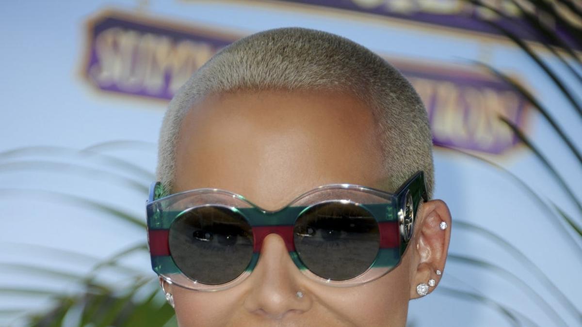 Amber Rose con gafas de sol negras