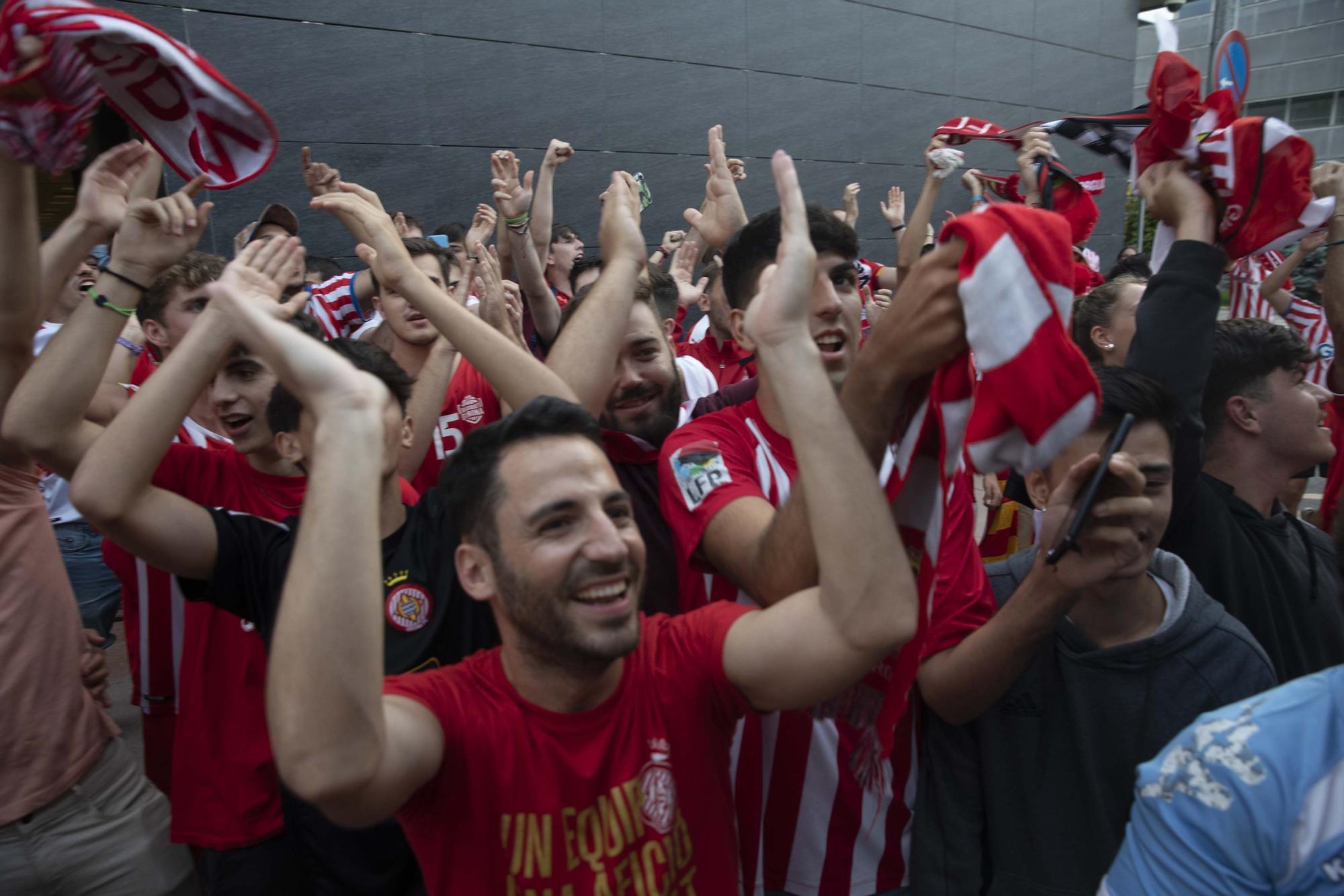 Els aficionats reben al Girona a l'aeroport