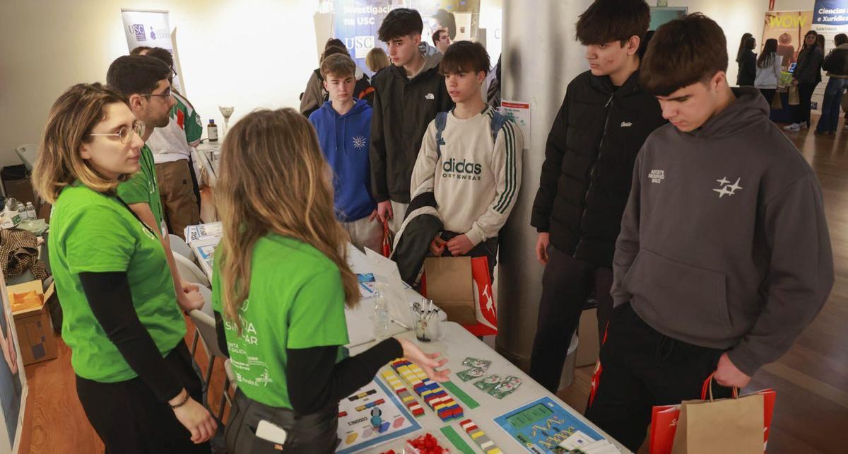 Uno de los puestos de empresas e instituciones académicas que hubo en el hall. | IÑAKI ABELLA