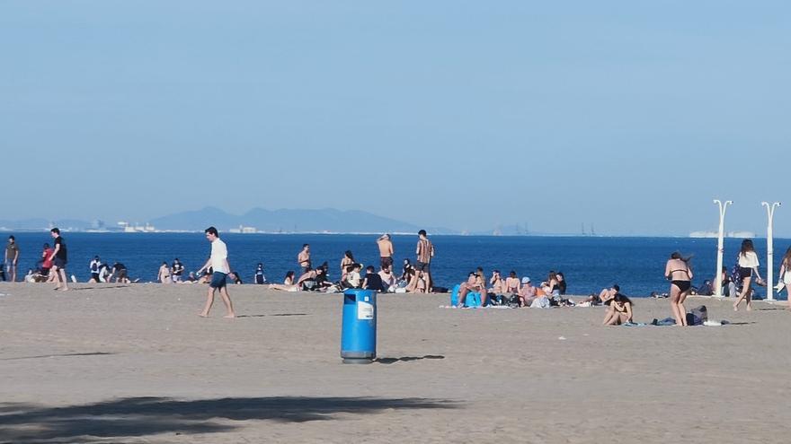 El buen tiempo llena la playa de la Malva-rosa en enero