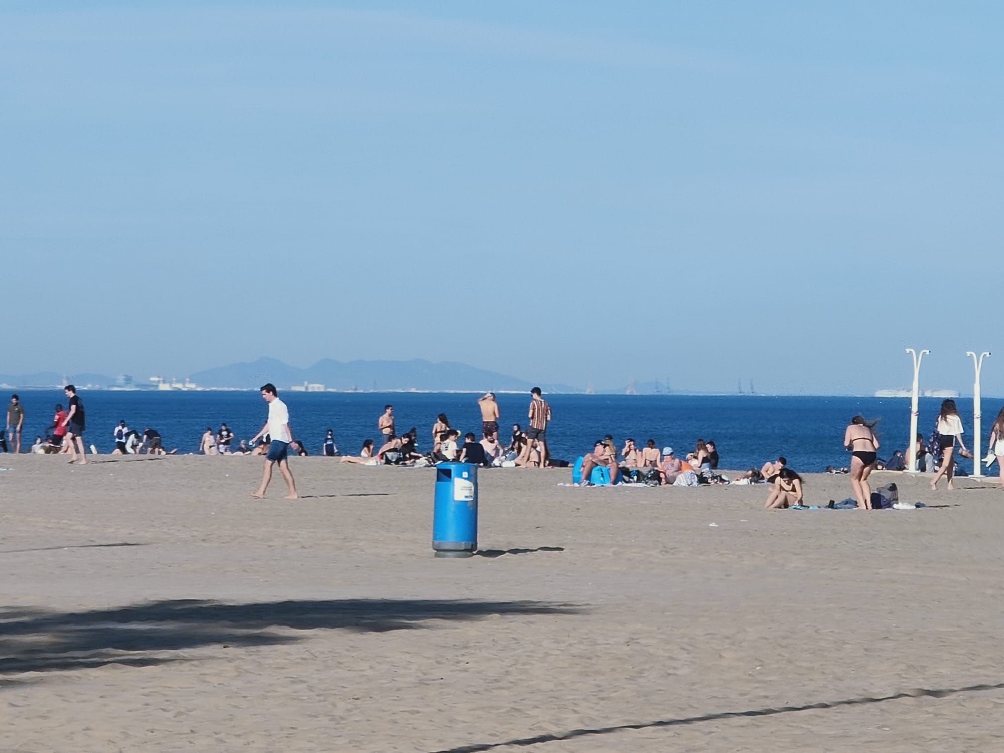 El buen tiempo llena la playa de la Malva-rosa en enero