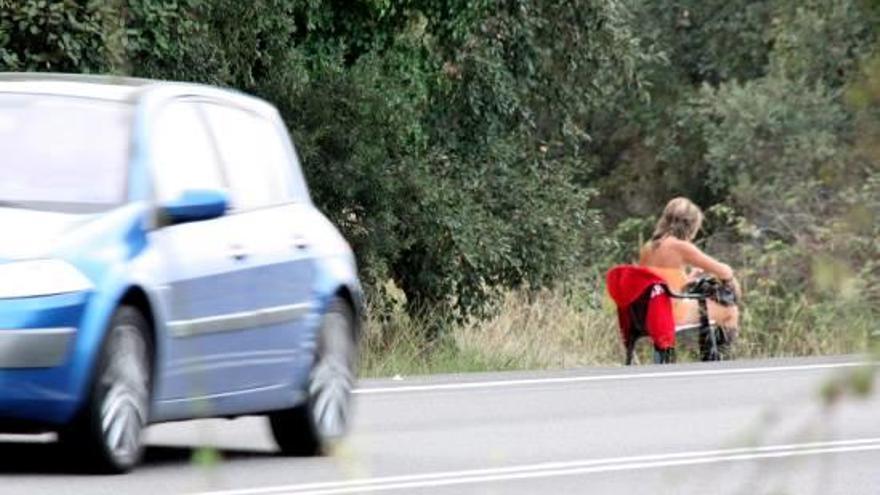 A la zona de la Selva, es poden trobar dones exercint la prostitució a la carretera GI-555.