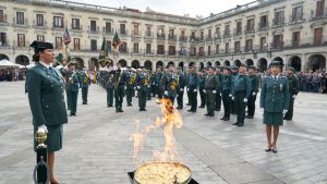 Celebración de la Guardia Civil del 12 de octubre, día de su patrona la Virgen de El Pilar, en la céntrica plaza de España de Vitoria-Gasteiz.