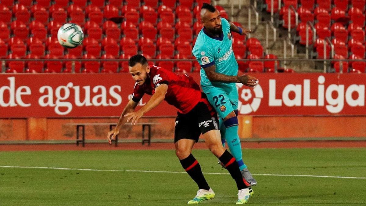 Arturo Vidal remata para marcar el primer gol del Barça contra el Mallorca