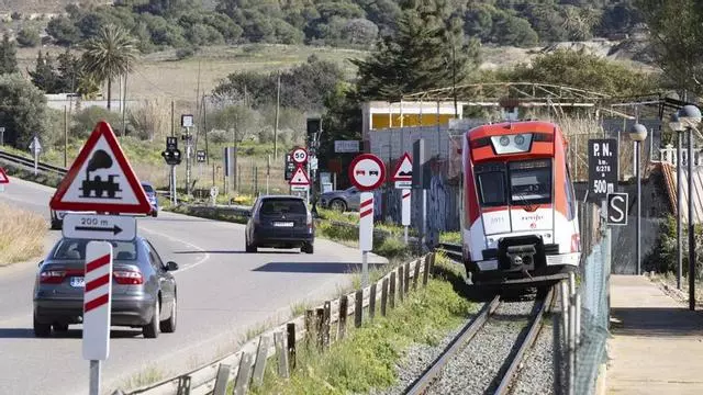 Varios heridos en el choque de un tren de pasajeros contra una grúa en Cartagena