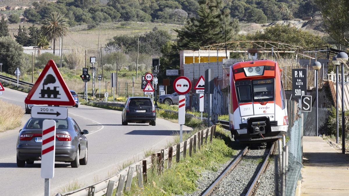 Varios heridos en el choque de un tren de pasajeros contra una grúa en Cartagena