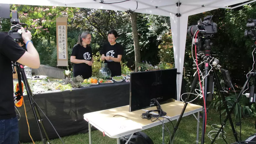 Vídeo: Unes 70 persones participen a Santa Coloma de Farners en el primer taller d’elaboració de ratafia pel públic japonès