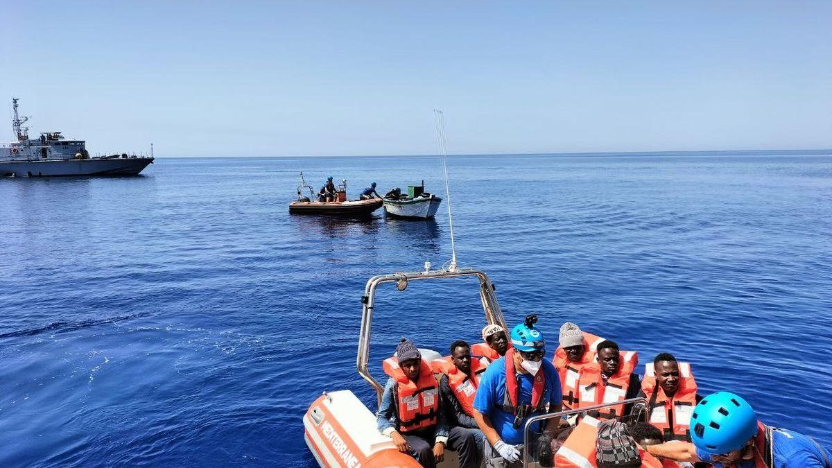 Llegan a Lampedusa 281 migrantes y 336 esperan un puerto en barcos de ONG.