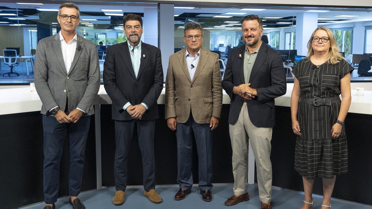 Sergio Sánchez, Luis Barcala, Toni Cabot, Pablo Ruz y María José Toledo en el plató de INFORMACIÓN TV antes de comenzar el encuentro.