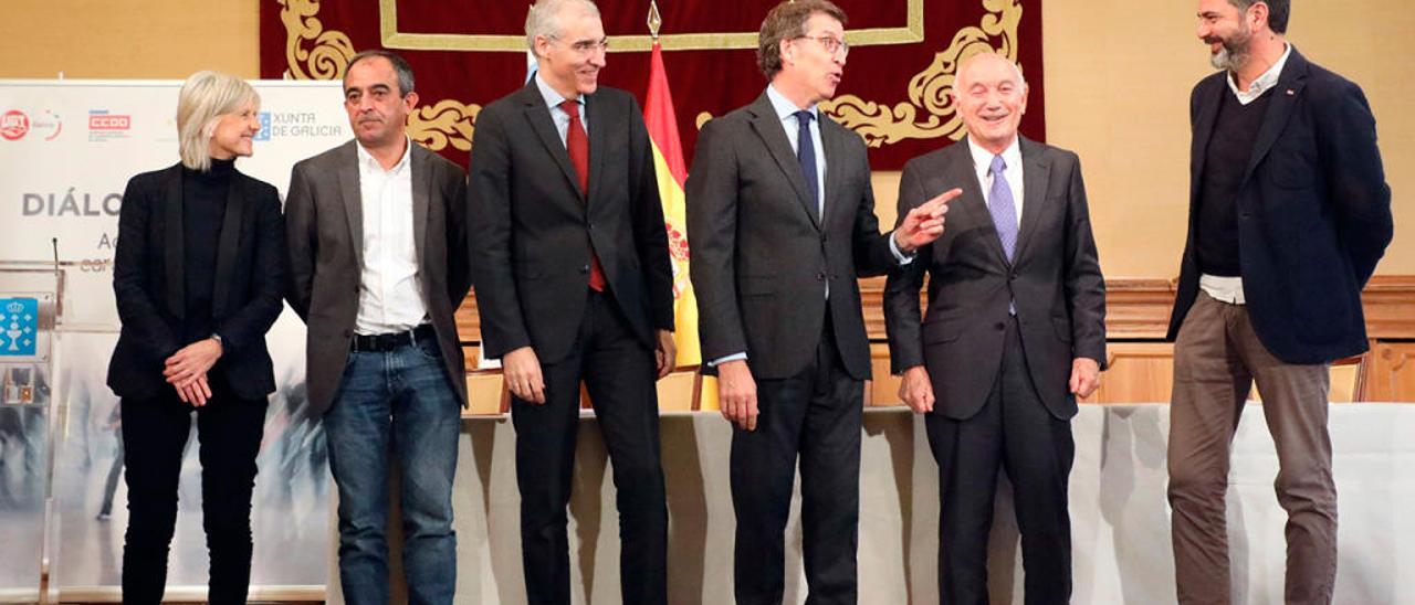 De izq. a dcha., la secretaria xeral de Emprego, Covadonga Toca; José Antonio Gómez (UGT); el conselleiro Francisco Conde; el presidente de la Xunta, Alberto Núñez Feijóo; Antonio Fontenla (CEG); y Ramón Sarmiento (CC OO). // Xoán Álvarez