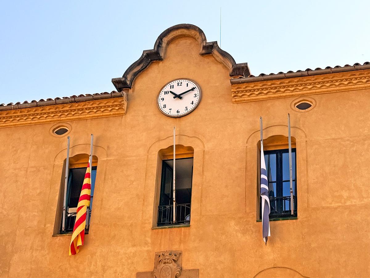 Banderes a mig pal a la façana de l'Ajuntament de Súria