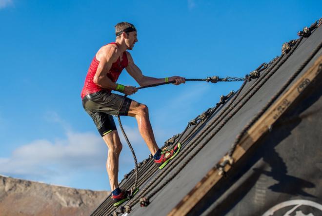 Foto distribuida por Spartan Race el 6 de diciembre de 2018, el campeón británico en la carrera de obstáculos Jonathan Albon compite en una Carrera por el Campeonato del Mundo Spartan en North Tahoe Lake, Olympic Village, California.