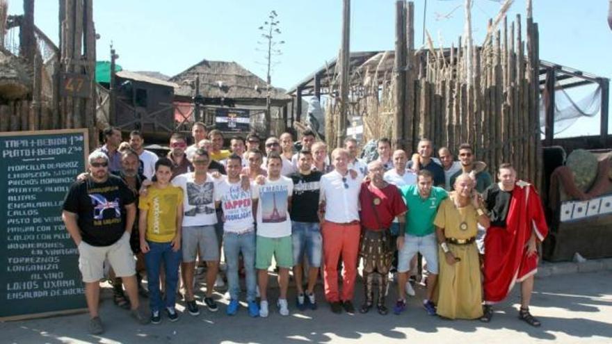 Los futbolistas, técnicos y presidente en la caseta de los Guerreros de Uxama con algunos de sus componentes.