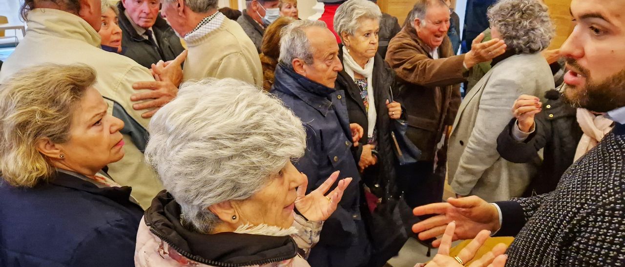 Los mayores, en el ayuntamiento para pedir que no se suspenda el baile, este lunes.